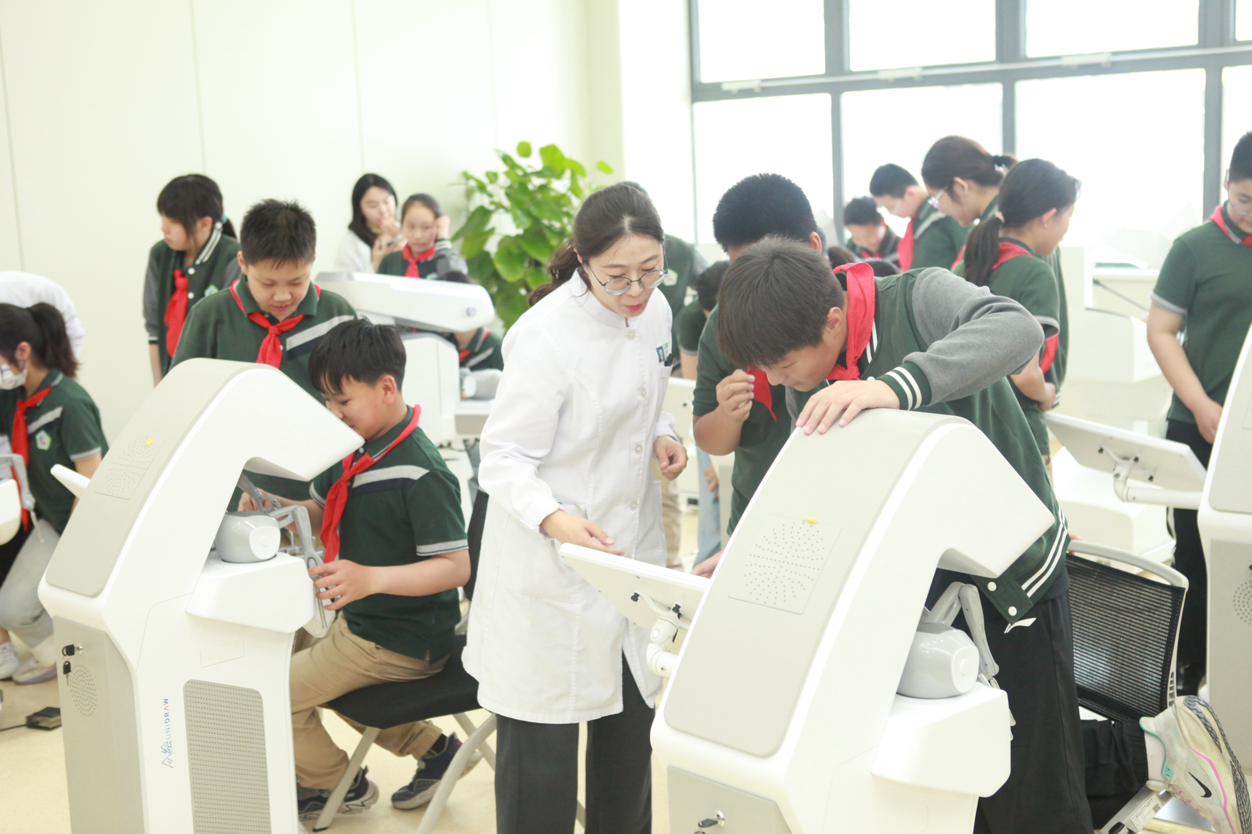 图11 参观头模实验室.JPG